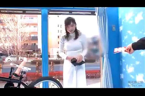 ≪MM号≫「だめだってば…」公衆の面前でハリガタピストンに耐えきれず大潮吹きする若妻たち!