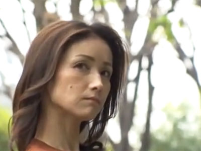 年を重ねてなお細身で美しい熟女妻がバス内で痴漢男に抵抗できず→
