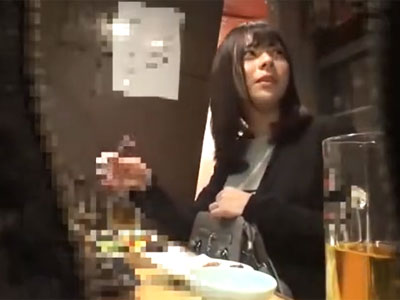 隠しカメラで撮影しながら口説いた美女を家に連れ込み中出しハメ
