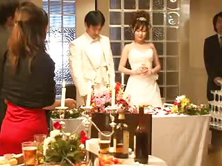 結婚式中に元カレに偶然会ってしまい旦那に隠れてSEXしてドレスに精子ぶっかけｗｗｗ